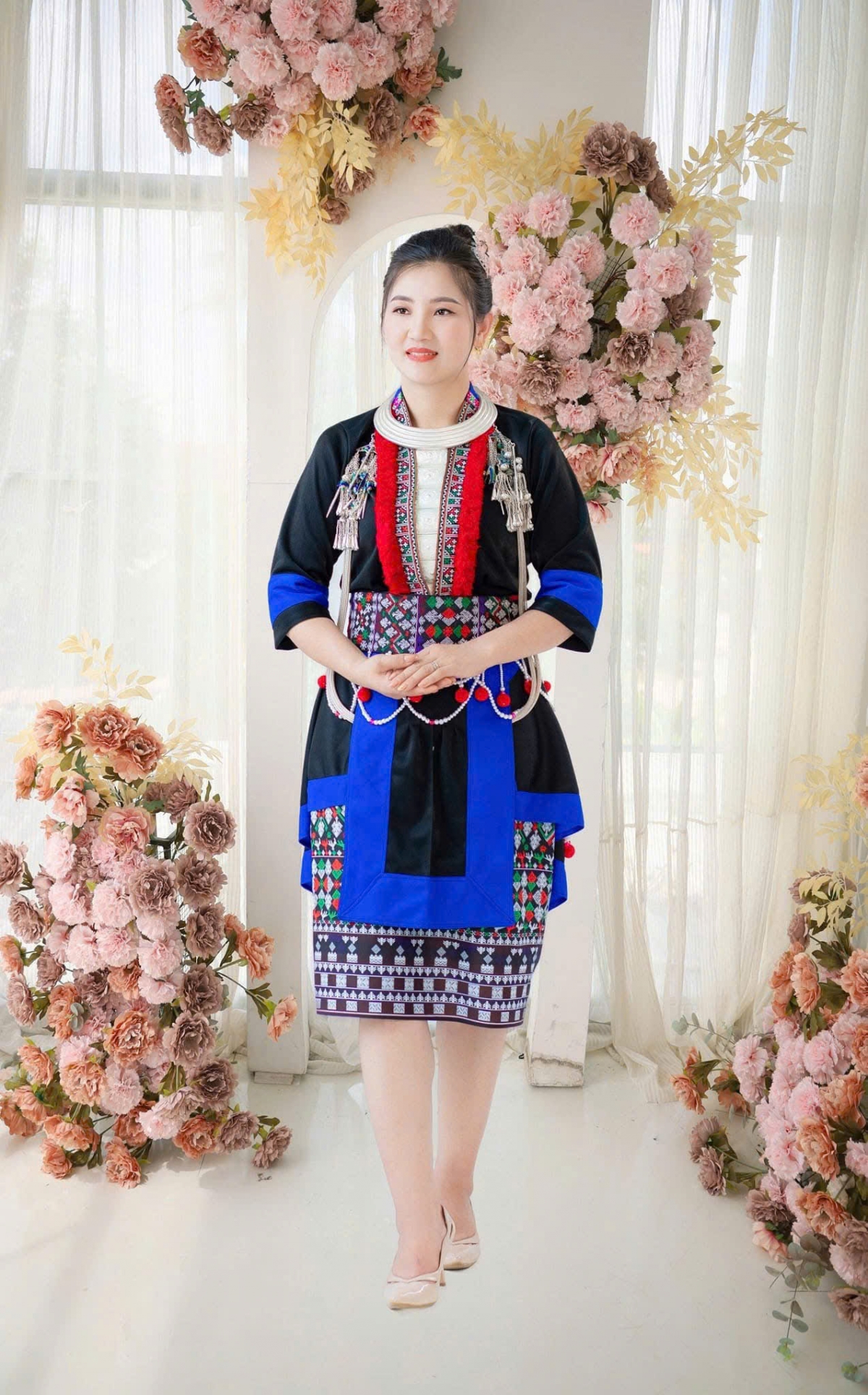 Chị Tẩn Mý Xuân với bộ trang phục phù hợp biểu diễn văn nghệ