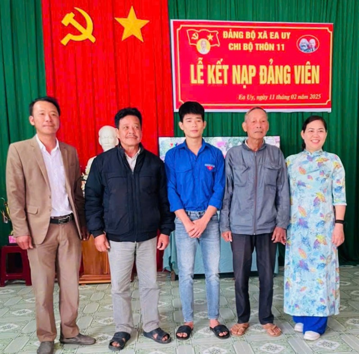 Công dân Vi Trường Thi (đứng giữa) ở xã Ea Uy, huyện Krông Pắc, tỉnh Đắk Lắk
vinh dự được kết nạp Đảng trước ngày nhập ngũ.
Ảnh: Tuấn Long/VOV Tây Nguyên