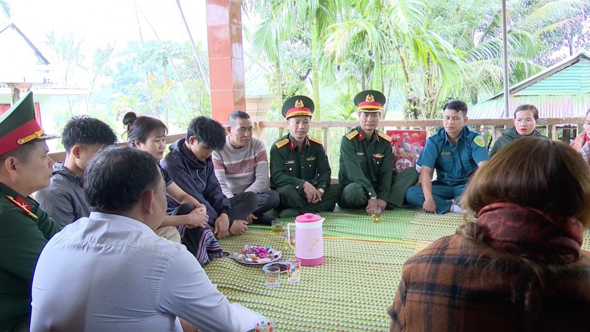Em Trần Đình Thắng (ngoài cùng bên trái) và Trần Đình Thạch (mặc áo bộ đội)
cùng bố mẹ các em mặc thử quân trang chuẩn bị ngày nhập ngũ.
Ảnh: Thành Long/VOV Miền Trung