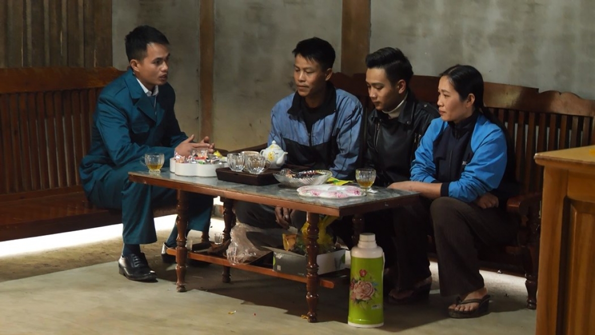 Đại diện Hội đồng nghĩa vụ quân sự và chính quyền địa phương
đến động viên gia đình có con em nhập ngũ.
Ảnh: Thanh Thủy/VOV Tây Bắc