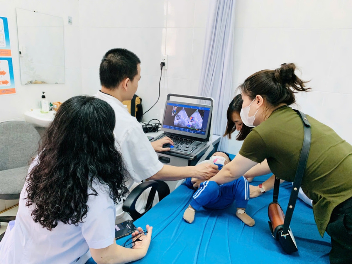 Đoàn bác sĩ Bệnh viên Trung ương Huế khám sàng lọc tim bẩm sinh miễn phí cho trẻ tại Gia Lai năm 2023
