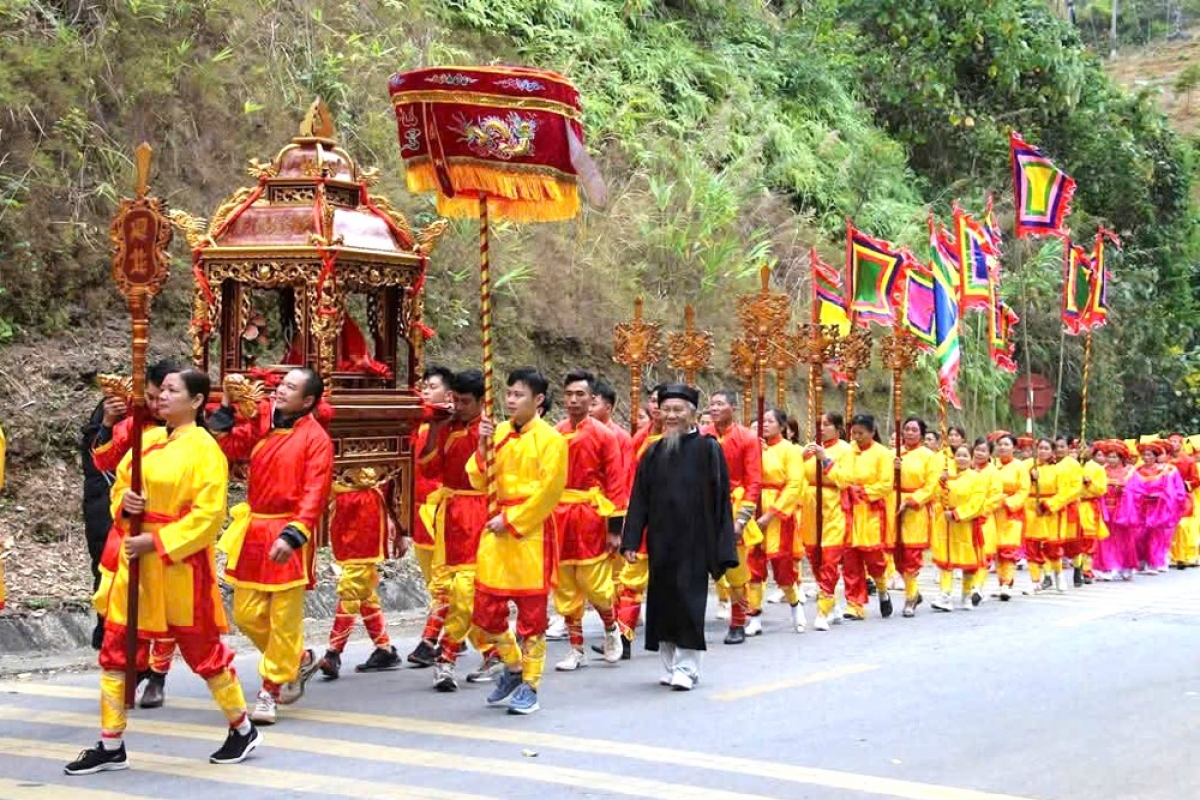 Đoàn rước tượng từ Đền trình lên Đền chính