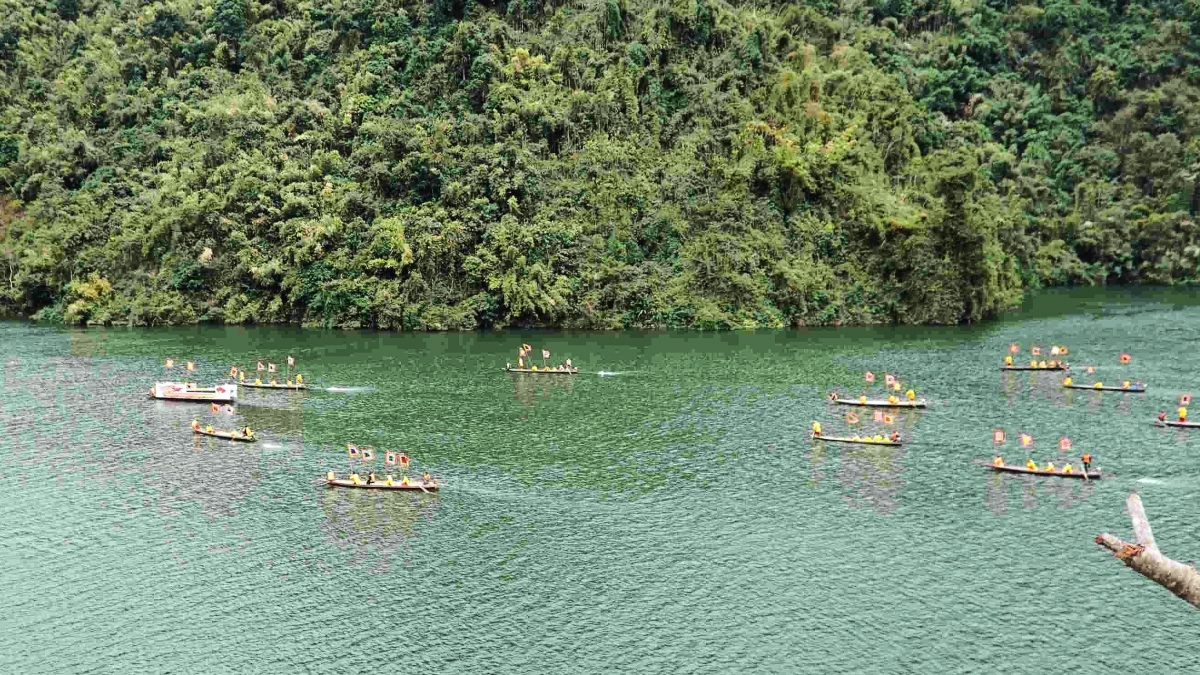 Đoàn thủy quân theo mô phỏng khi vua Lê Thái Tổ tiến lên giải phóng miền biên viễn Tây Bắc năm xưa