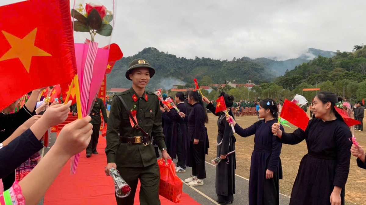 Đông đảo đồng bào, nhân dân các dân tộc huyện Pác Nặm, tỉnh Bắc Kạn ra tiễn tân binh.
Ảnh: VOV Đông Bắc