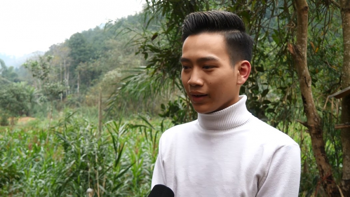 Em Hà Việt Hoàng, ở thôn Chom, xã Yên Sơn, huyện Bảo Yên, tỉnh Lào Cai
tình nguyện viết đơn tình nguyện nhập ngũ.
Ảnh: Thanh Thủy/VOV Tây Bắc
