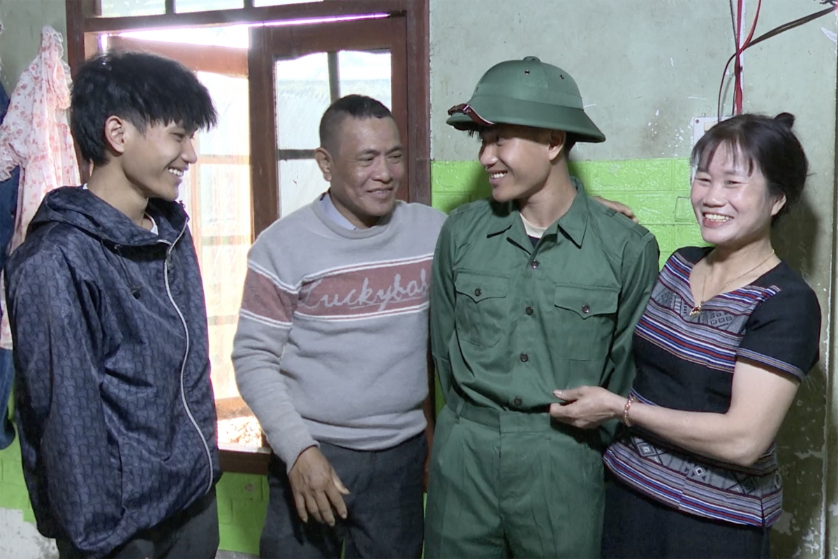 Đại diện các đoàn thể địa phương thăm hỏi gia đình.
Ảnh: Thành Long/VOV Miền Trung