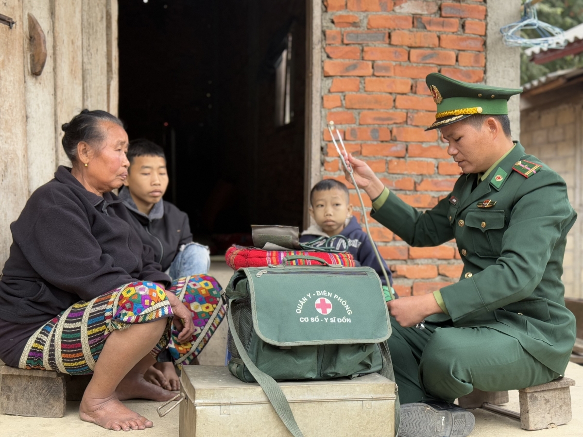 Hàng tháng, anh Lò Văn Thương đều dành thời gian tới thăm gia đình Thạo Phe ở huyện Mường Ét, Hủa Phăn (Lào) - con nuôi của Đồn.