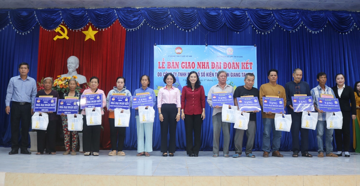 Hàng trăm hộ nghèo có nhà mới trước tết nguyên đán vừa qua