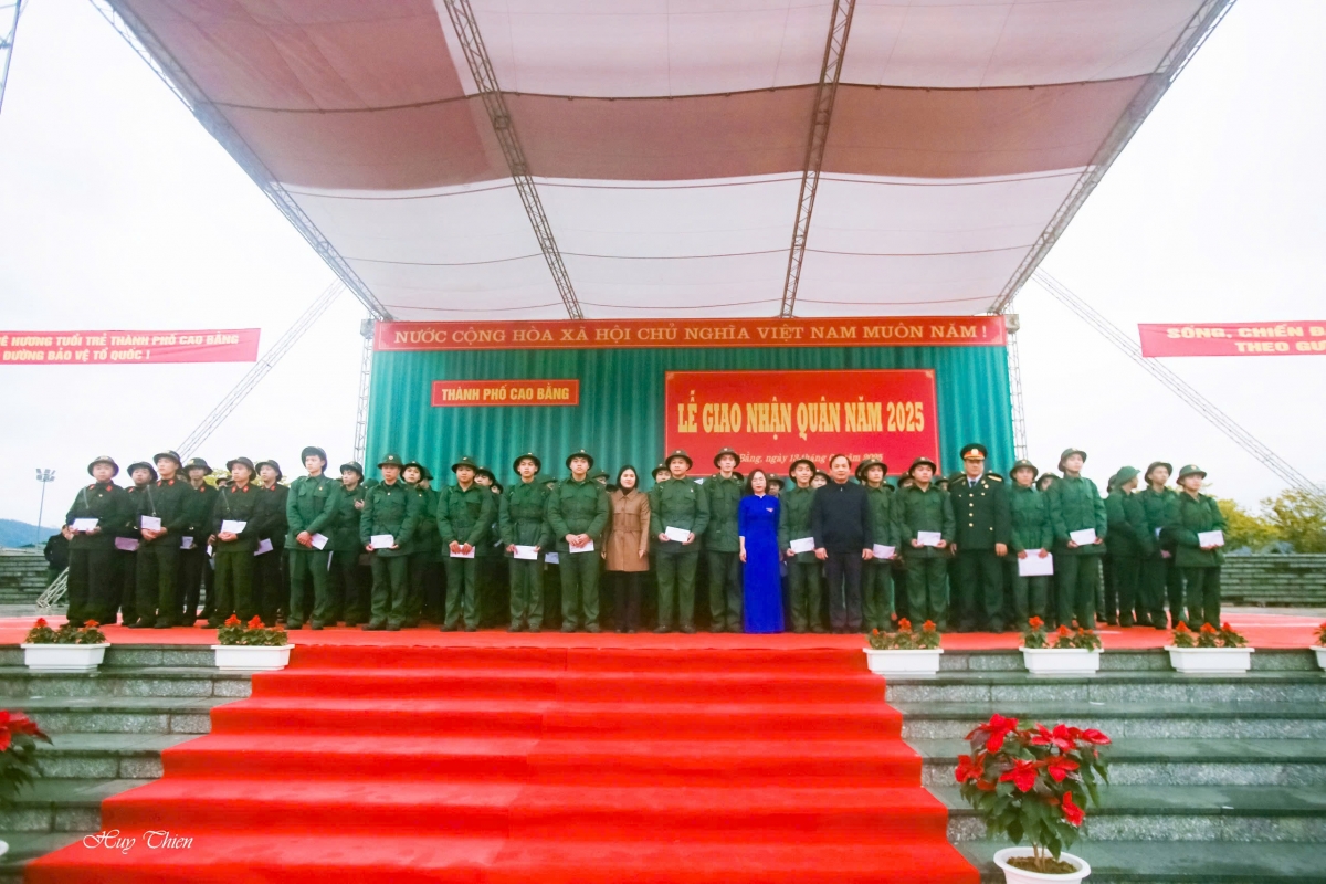 Lãnh đạo địa phương và các tổ chức, đoàn thể tỉnh Cao Bằng tặng quà, động viên tân binh.
Ảnh: VOV Đông Bắc