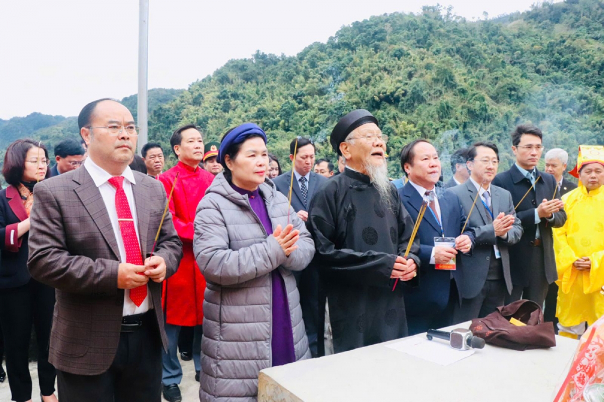 Lãnh đạo tỉnh Lai Châu thực hành nghi lễ bái tổ tại Đền thờ Vua Lê Thái Tổ