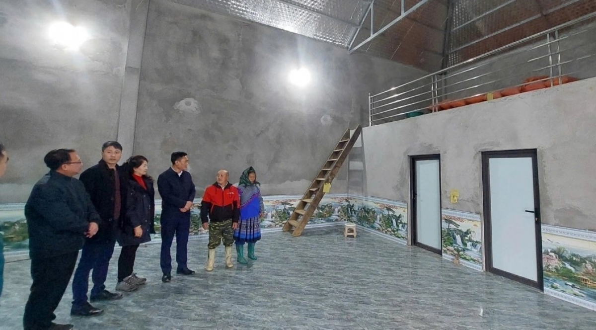 Ông Tráng Seo Mành phấn khởi khoe ngôi nhà mới với lãnh đạo UBND huyện Si Ma Cai