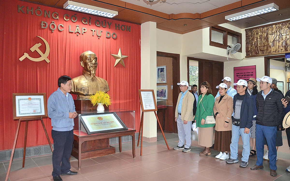 Một số đoàn khách đã tranh thủ đến tham quan Bảo tàng Khởi nghĩa Ba Tơ.
Ảnh: Thành Long/VOV Miền Trung