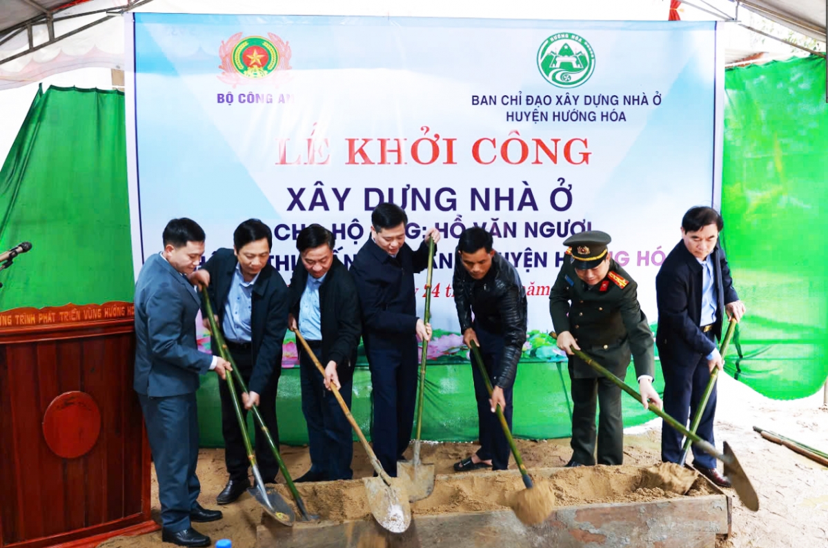 Nghi thức khởi công xây nhà ở mẫu cho hộ nghèo ở huyện Hướng Hóa, tỉnh Quảng Trị