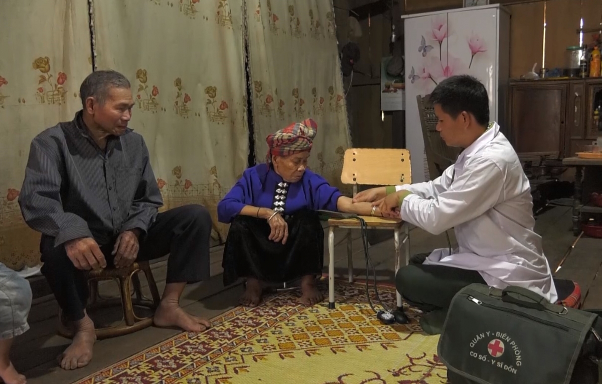 Nhân viên quân y Đồn Biên phòng Cửa khẩu Chiềng Khương thăm khám cho người dân trên địa bàn.
