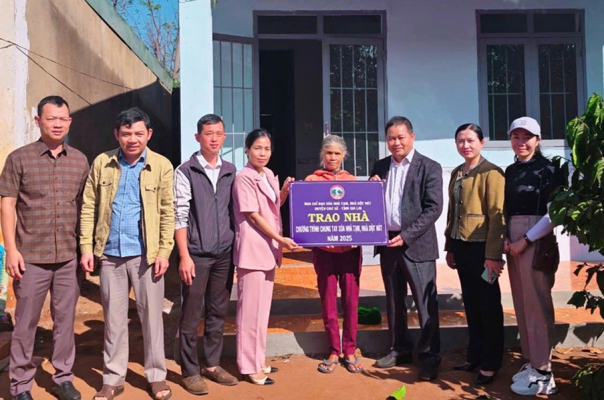 Nhiều gia đình đã được trao nhà ngay dịp đầu năm. Tỉnh Gia Lai quyết tâm sẽ hoàn thành
việc xóa 8.485 căn nhà tạm, nhà dột nát trong 6 tháng đầu năm 2025.
Ảnh: Hoàng Qui/VOV Tây Nguyên