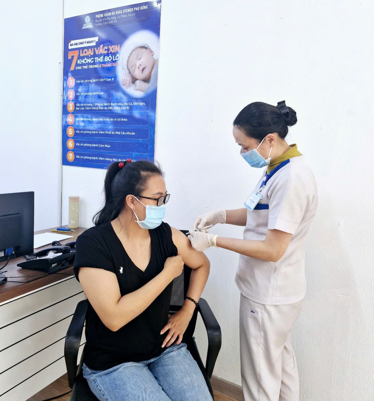 Nhiều người dân ở Pleiku, Gia Lai chọn tiêm vắc-xin để phòng cảm cúm chủ động.
Ảnh: Nguyễn Thảo/VOV Tây Nguyên