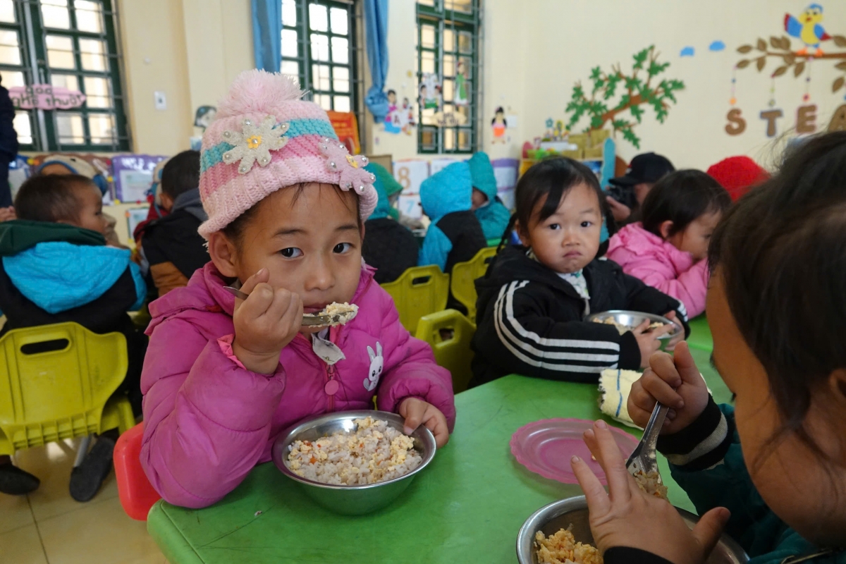 Nhiều nhà trường cho trẻ ăn cơm sớm hơn ngày thường để đảm bảo nóng ấm.
Ảnh: Đinh Tuấn/VOV Tây Bắc