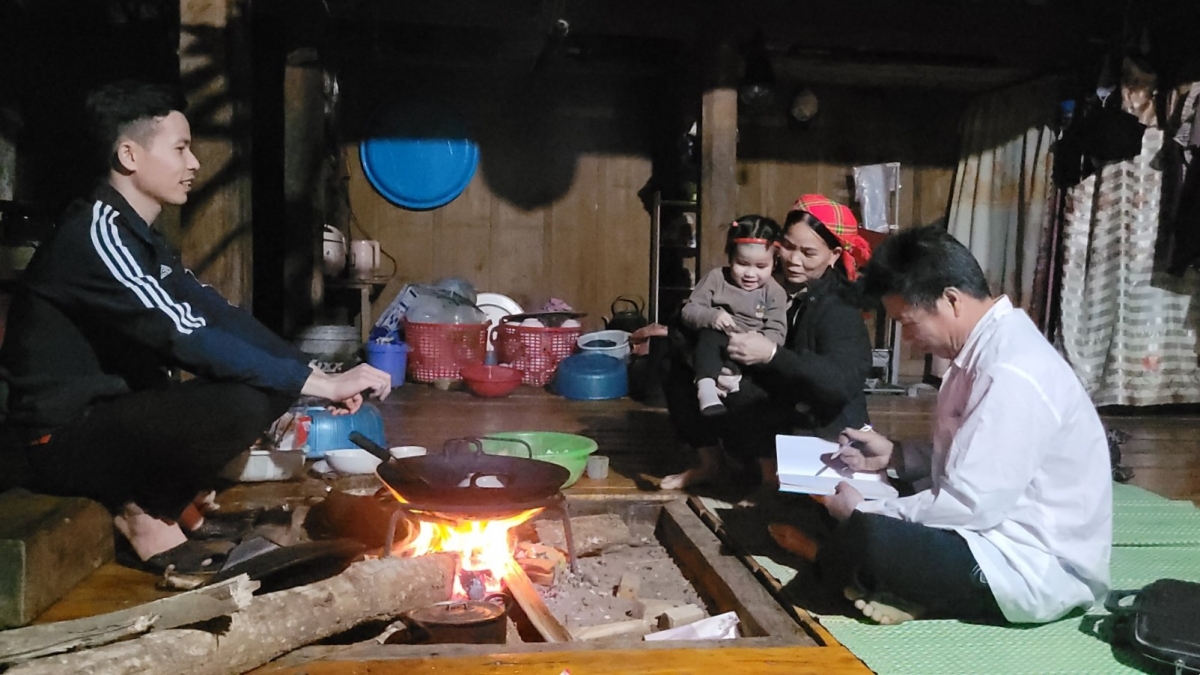 Những nhân viên y tế bản như anh Hoàng Văn Quỷ đang âm thầm, lặng lẽ đóng góp cho sự đổi thay của bản làng vùng cao