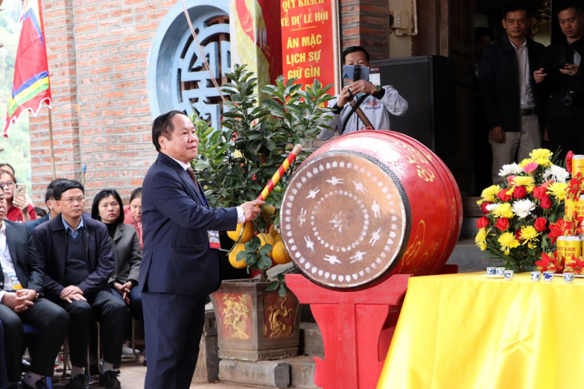 Ông Tống Thanh Hải, Phó Chủ tịch Thường trực UBND tỉnh Lai Châu đánh trống khai hội Đền thờ Vua Lê Thái Tổ