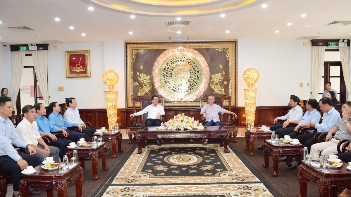 Quang cảnh buổi làm việc