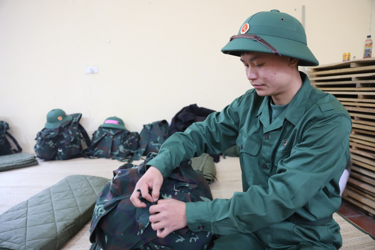 Tân binh Lý Phúc Thiên (xã Vi Hương, huyện Bạch Thông, tỉnh Bắc Kạn)
chuẩn bị hành trang lên đường nhập ngũ
Ảnh: VOV Đông Bắc