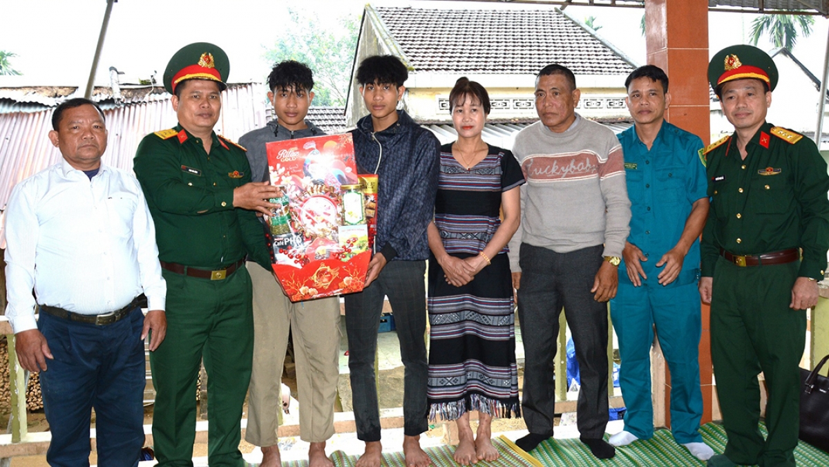 Tặng quà 2 anh em Thắng và Thạch lên đường nhập ngũ.
Ảnh: Thành Long/VOV Miền Trung