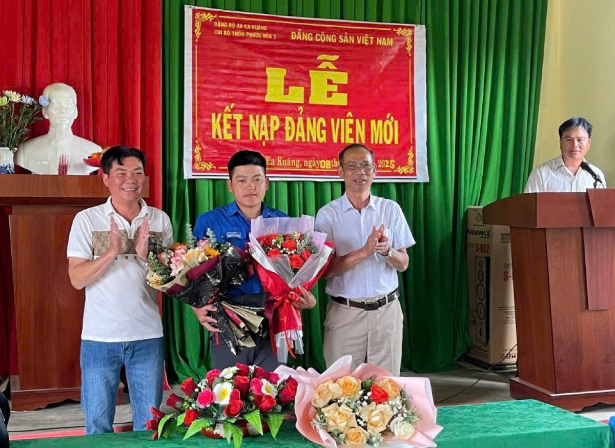 Thanh niên Hứa Văn Quý, dân tộc Nùng, ở xã Ea Kuăng, huyện Krông Pắc, tỉnh Đắk Lắk
tự hào vì trước giờ lên đường tòng quân vinh dự được đứng vào hàng ngũ của Đảng.
Ảnh: Tuấn Long/VOV Tây Nguyên