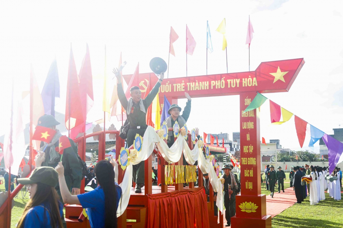Thanh niên thành phố Tuy Hòa, tỉnh Phú Yên phấn khởi lên đường nhập ngũ.
Ảnh: CTV Phan Định/VOV miền Trung