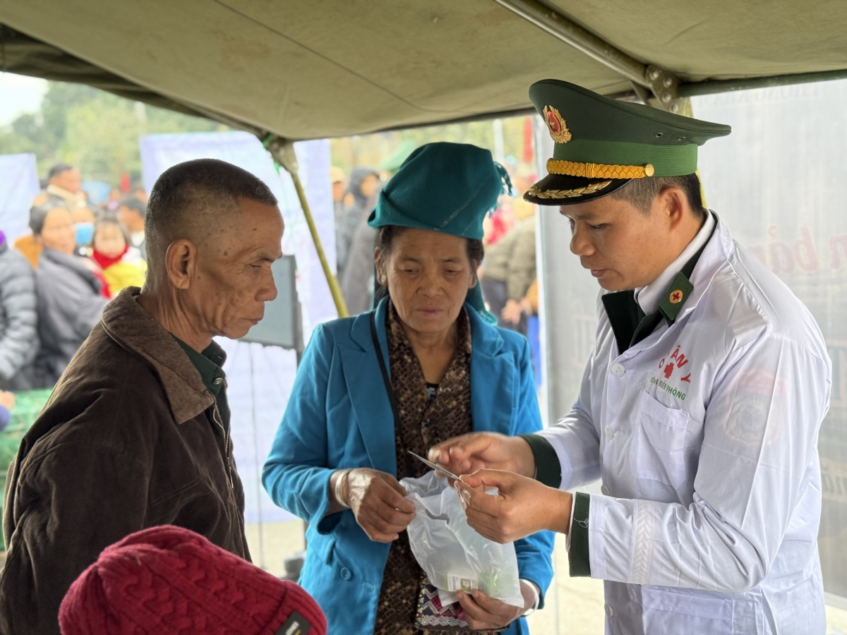 Thầy thuốc quân hàm xanh đồng hành, gắn bó, góp phần chăm sóc sức khoẻ ban đầu cho người dân vùng biên giới.
