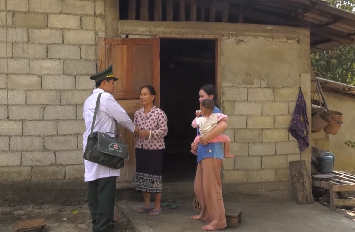 Thầy thuốc quân hàm xanh gắn kết tình hữu nghị biên giới Việt Nam - Lào