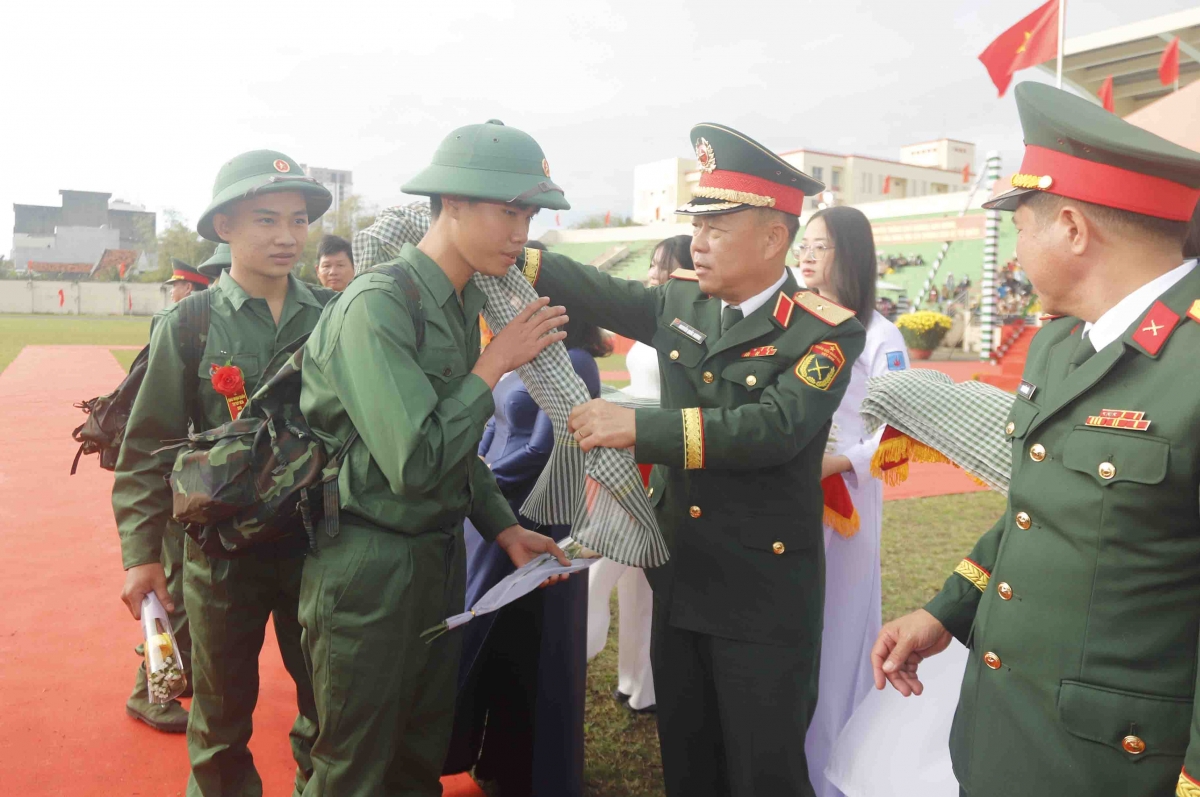 Thiếu tướng Nguyễn Quốc Hương, Phó Tư lệnh Quân khu 5
tặng hoa động viên thanh niên thành phố Tuy Hòa lên đường nhập ngũ năm 2025.
Ảnh: CTV Phan Định/VOV miền Trung