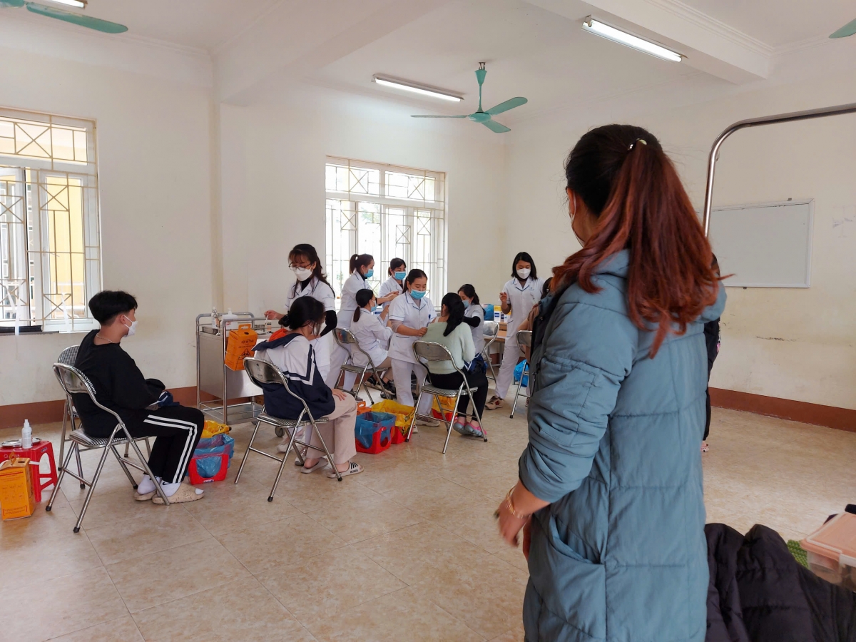 Tiêm vắc xin phòng bệnh cúm ở trường THCS Yên Thịnh.
Ảnh: Thừa Xuân/VOV Tây Bắc