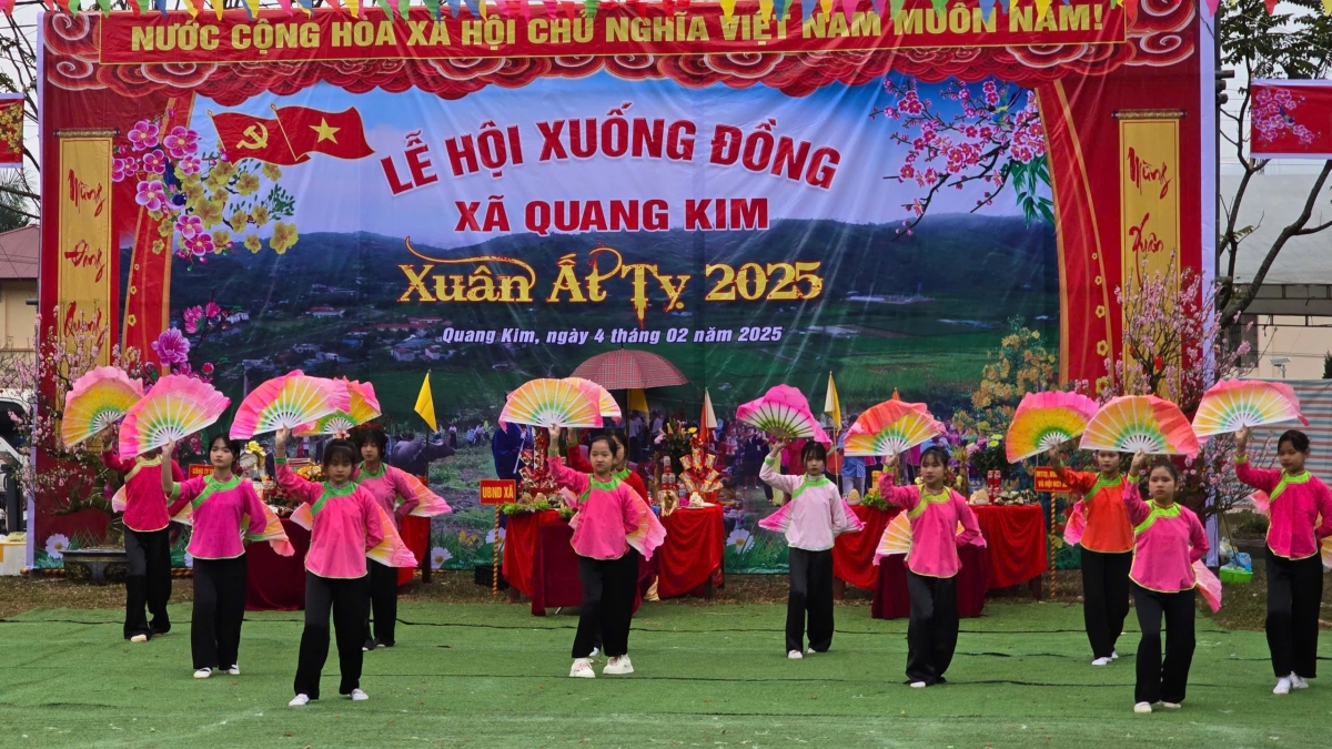 Tiết mục múa quạt của các cháu thiếu nhi