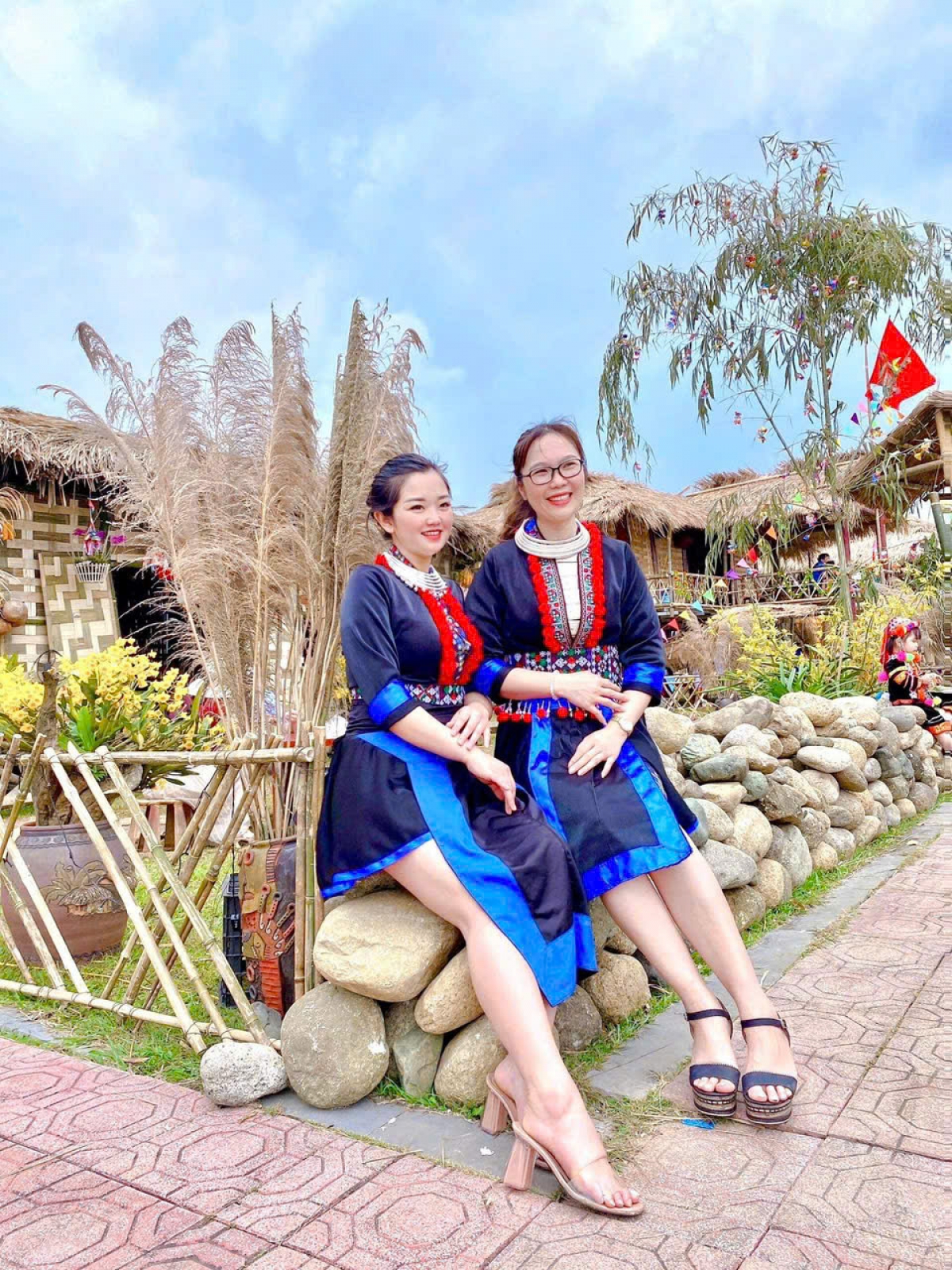 Trang phục cách tân bắt kịp xu thế hiện đại được nhiều bạn trẻ người Dao Khâu hưởng ứng