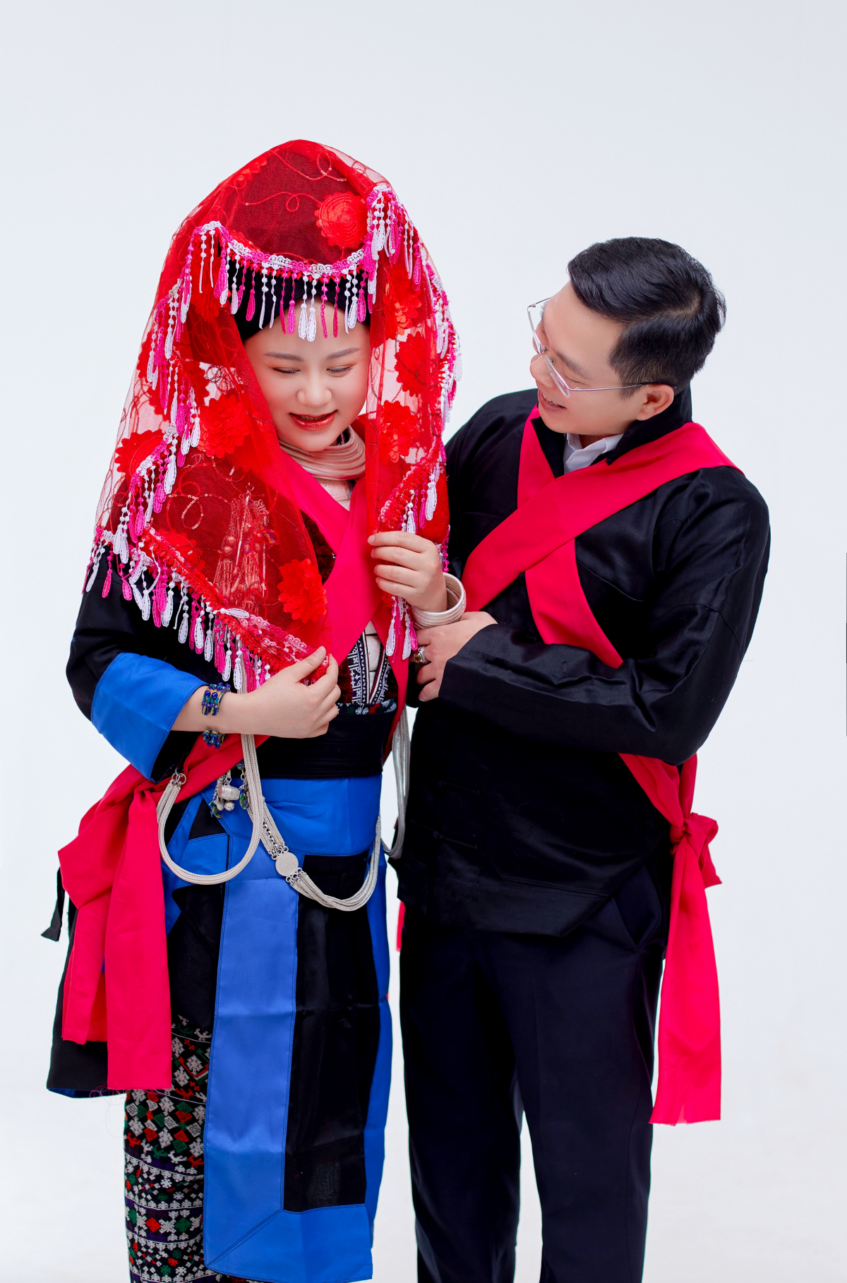 Khăn voan trùm đầu che mặt cô dâu đã được cách tân màu đỏ sang trọng