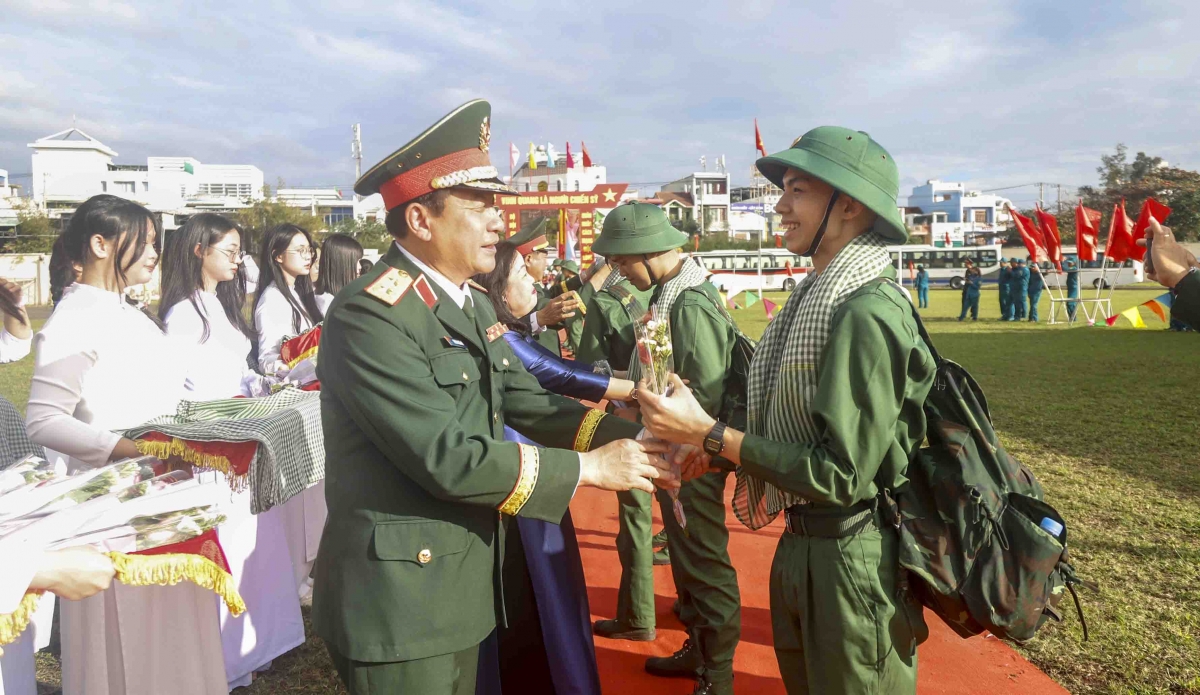 Trung tướng Trương Thiên Tô, Phó Chủ nhiệm Tổng cục Chính trị Quân đội nhân dân Việt Nam
động viên các thanh niên thành phố Tuy Hòa lên đường nhập ngũ.
Ảnh: CTV Phan Định/VOV miền Trung