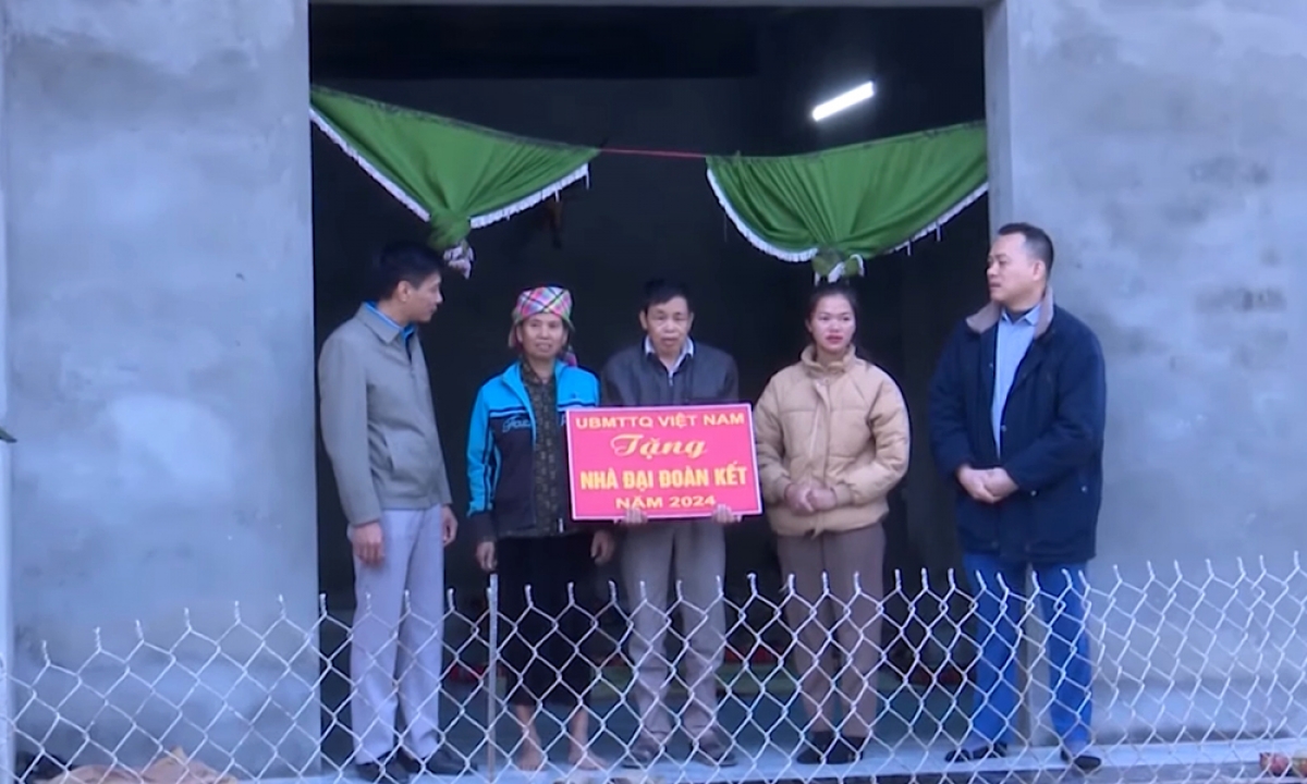 Vợ chồng ông Lò Văn Quý, ở bản Nà Mường, xã Mường Cang, huyện Than Uyên toại nguyện với ngôi nhà mới mơ ước