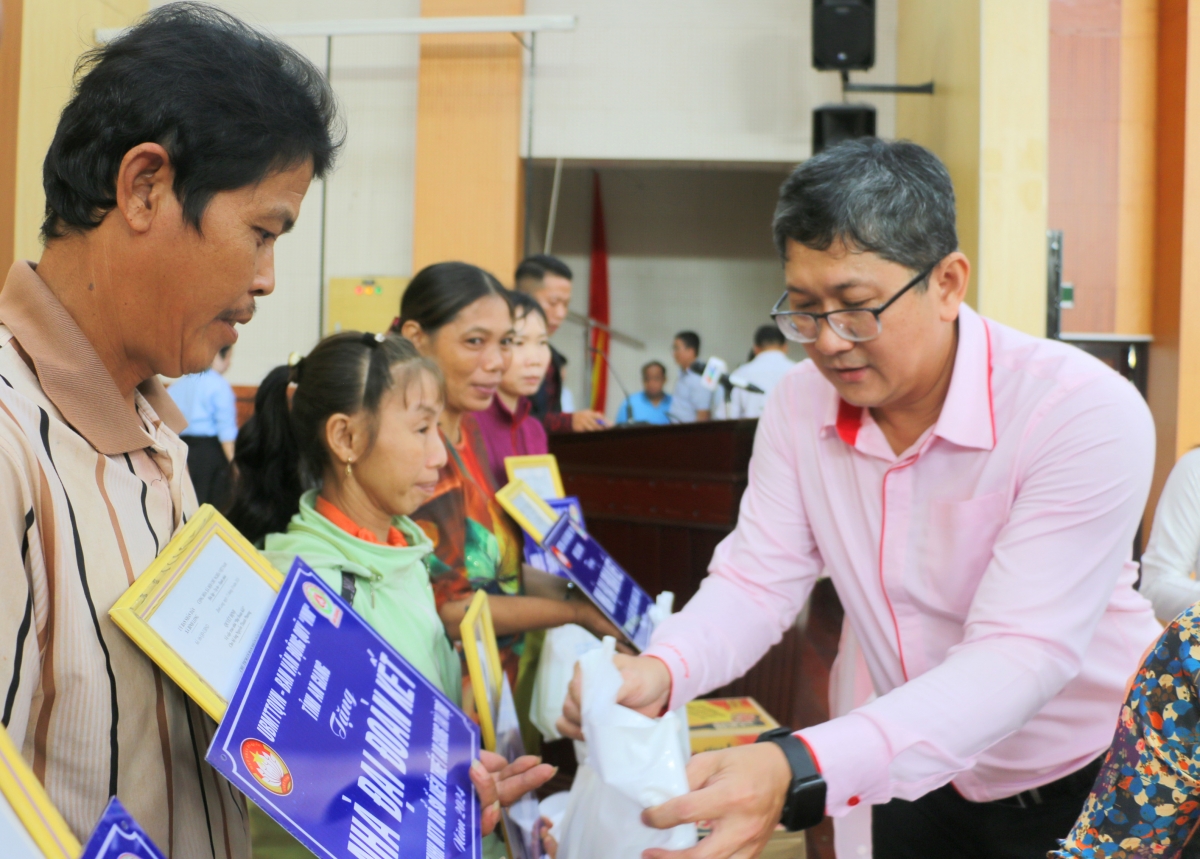 Với sự nỗ lực, quyết tâm cao của cả hệ thống chính trị chung tay xóa nhà tạm, nhà dột nát