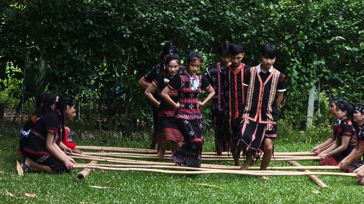 Các chàng trai, cô gái Cơ Tu vui điệu múa sạp