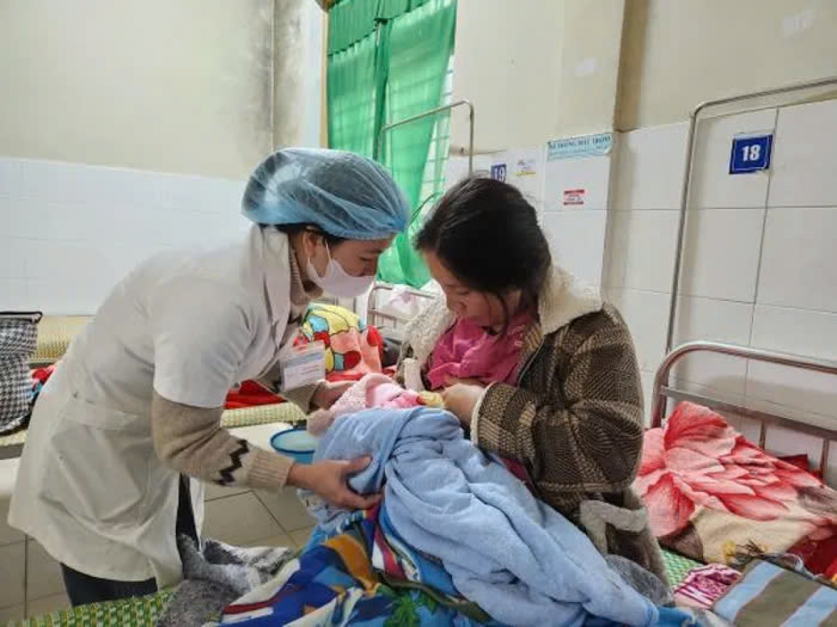 Khám và điều trị cho bệnh nhân người Lào tại TTYT huyện A Lưới.
