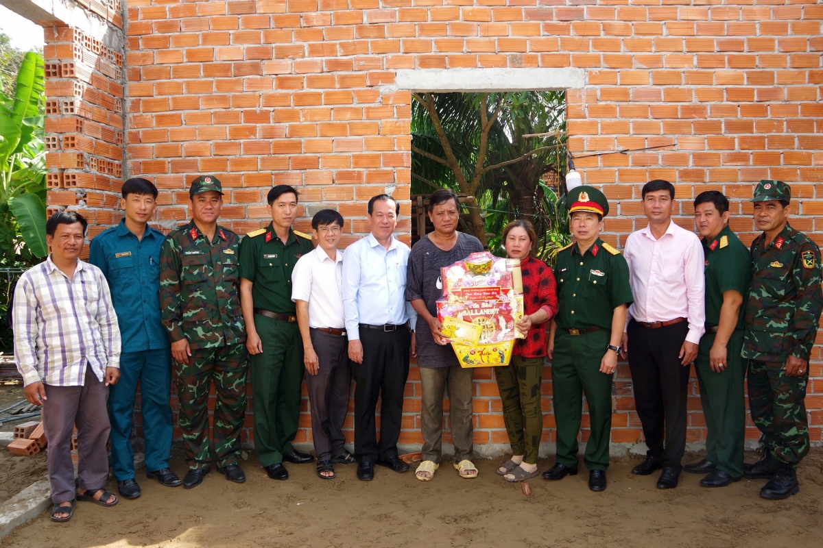 Lãnh đạo Bộ CHQS tỉnh Sóc Trăng và thị xã Vĩnh Châu đến thăm hỏi, động viên bà con được hỗ trợ nhà ở