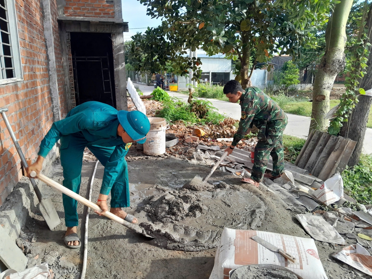Các cán bộ, chiến sĩ cùng tham gia giúp người dân xây dựng nhà ở