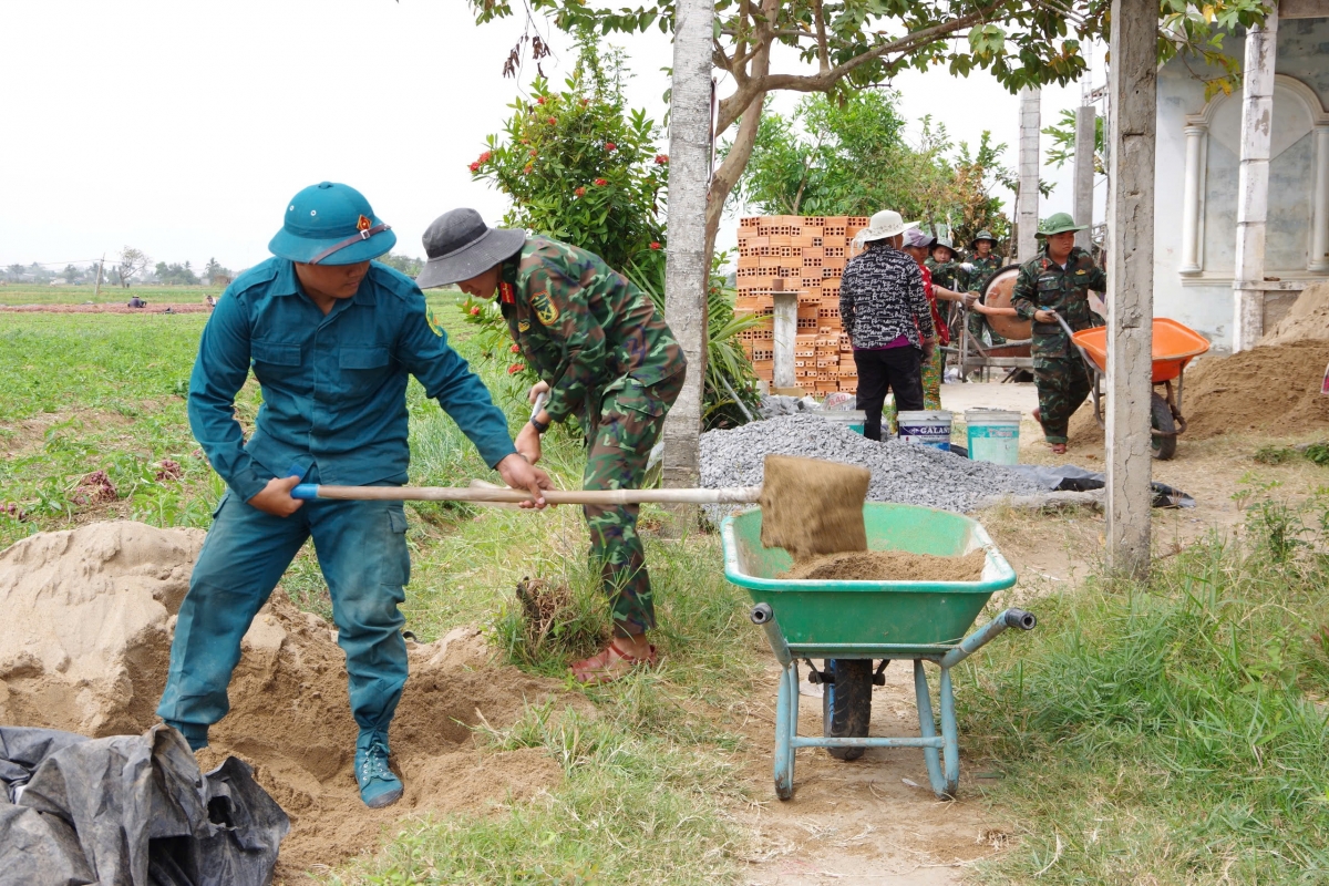 Mỗi người một phần việc hướng đến mục tiêu sớm hoàn thành căn nhà bàn giao cho bà con