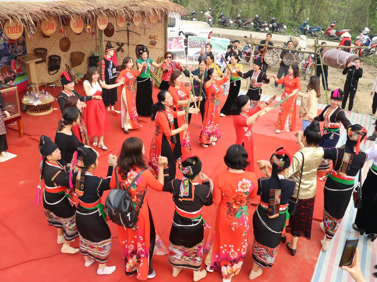 Lễ hội cũng là dịp để du khách hòa mình vào các hoạt động đặc sắc như liên hoan dân ca, dân vũ, trình diễn văn hóa thực cảnh của địa phương.