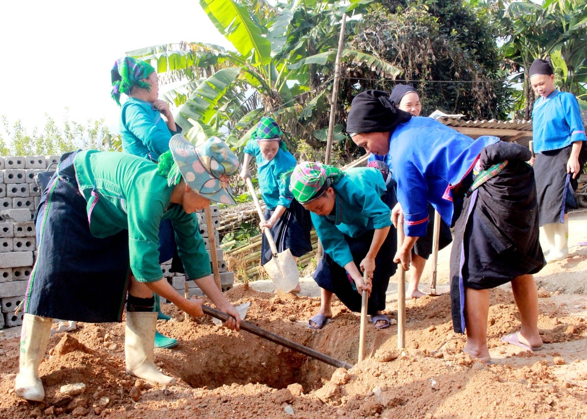 Người dân thôn Nà Hu, xã Tụ Nhân, huyện Hoàng Su Phì giúp nhau xoá nhà tạm
