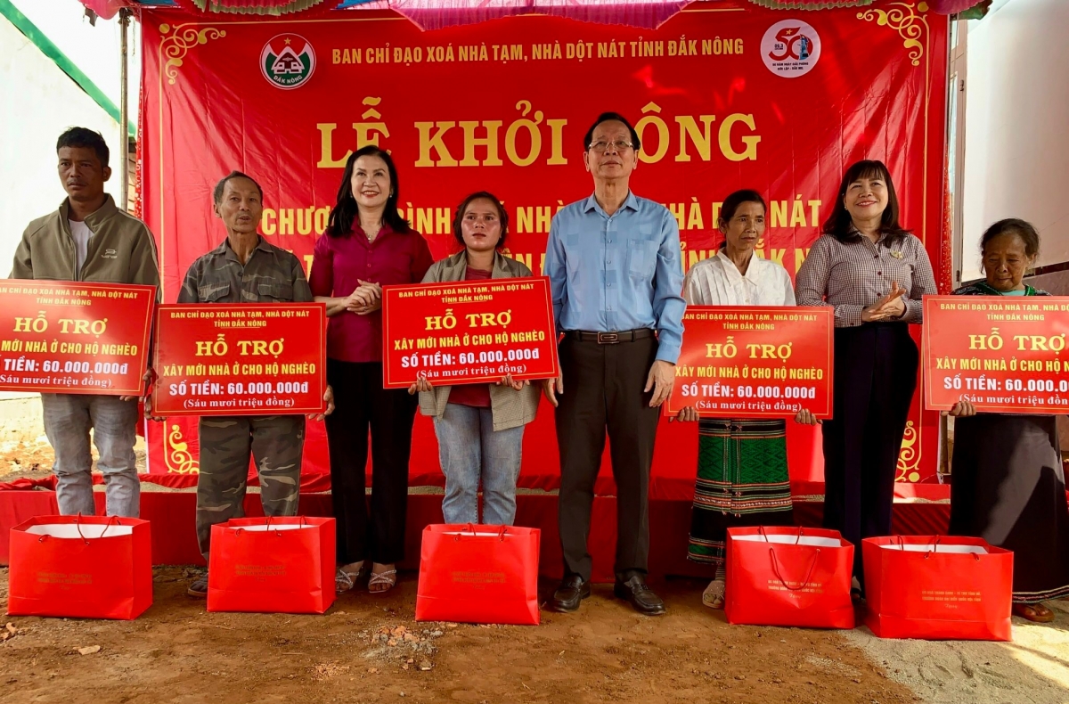Ban chỉ đạo xoá nhà tạm, nhà dột nát tỉnh Đắk Nông trao số tiền hỗ trợ 5 gia đình ở xã biên giới Thuận An xây nhà mới.
