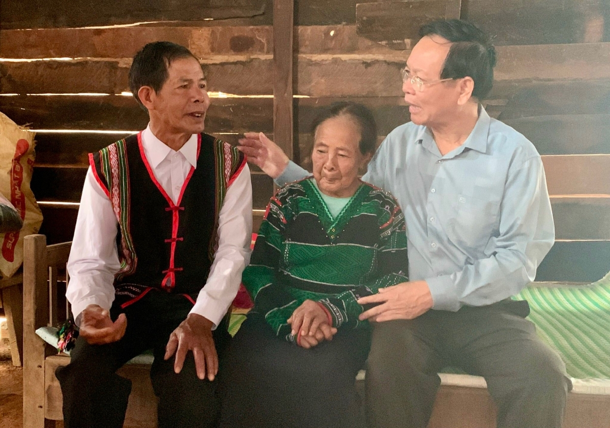 Ông Ngô Thanh Danh, Bí thư Tỉnh ủy, Trưởng Đoàn Đại biểu Quốc hội tỉnh Đắk Nông (áo xanh) động viên gia đình bà H Djram, bon Sar Pa nỗ lực để sớm có nhà mới kiên cố.