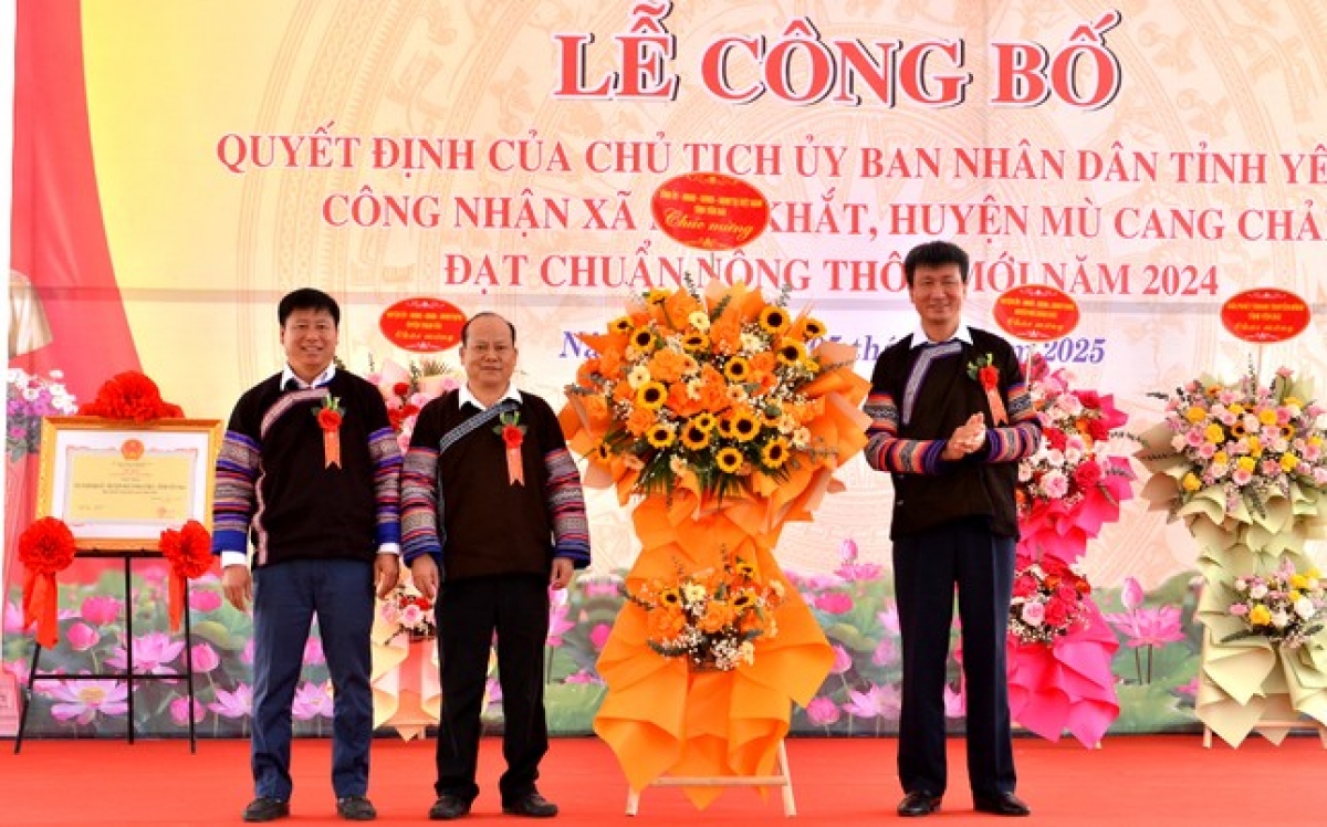 Bí thư Tỉnh uỷ Yên Bái Trần Huy Tuấn tặng hoa chúc mừng xã Nậm Khắt