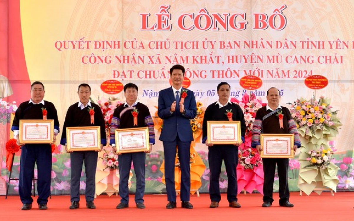Phó Chủ tịch Thường trực UBND tỉnh Yên Bái - Nguyễn Thế Phước trao bằng công nhận đạt chuẩn NTM cho xã Nậm Khắt