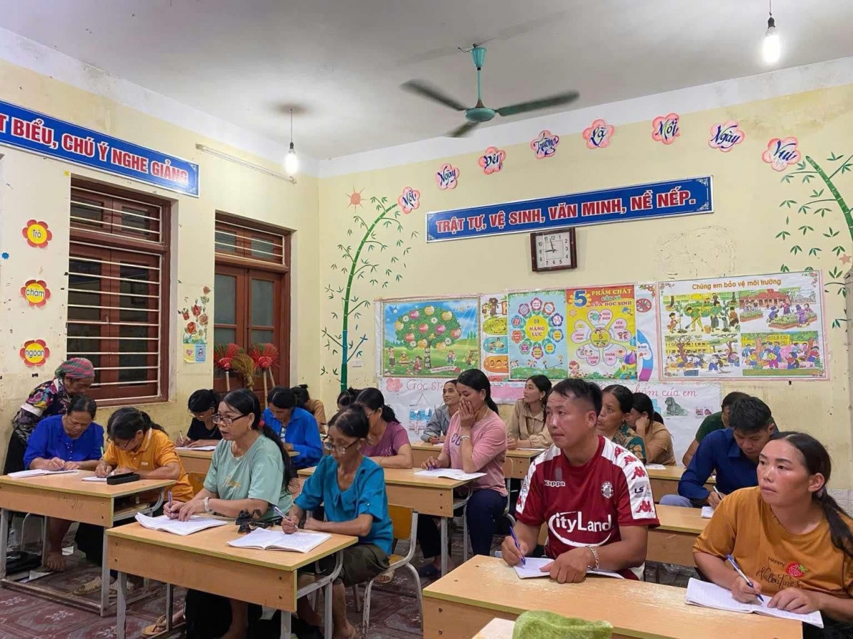 Lớp học với đủ các lứa tuổi khác nhau